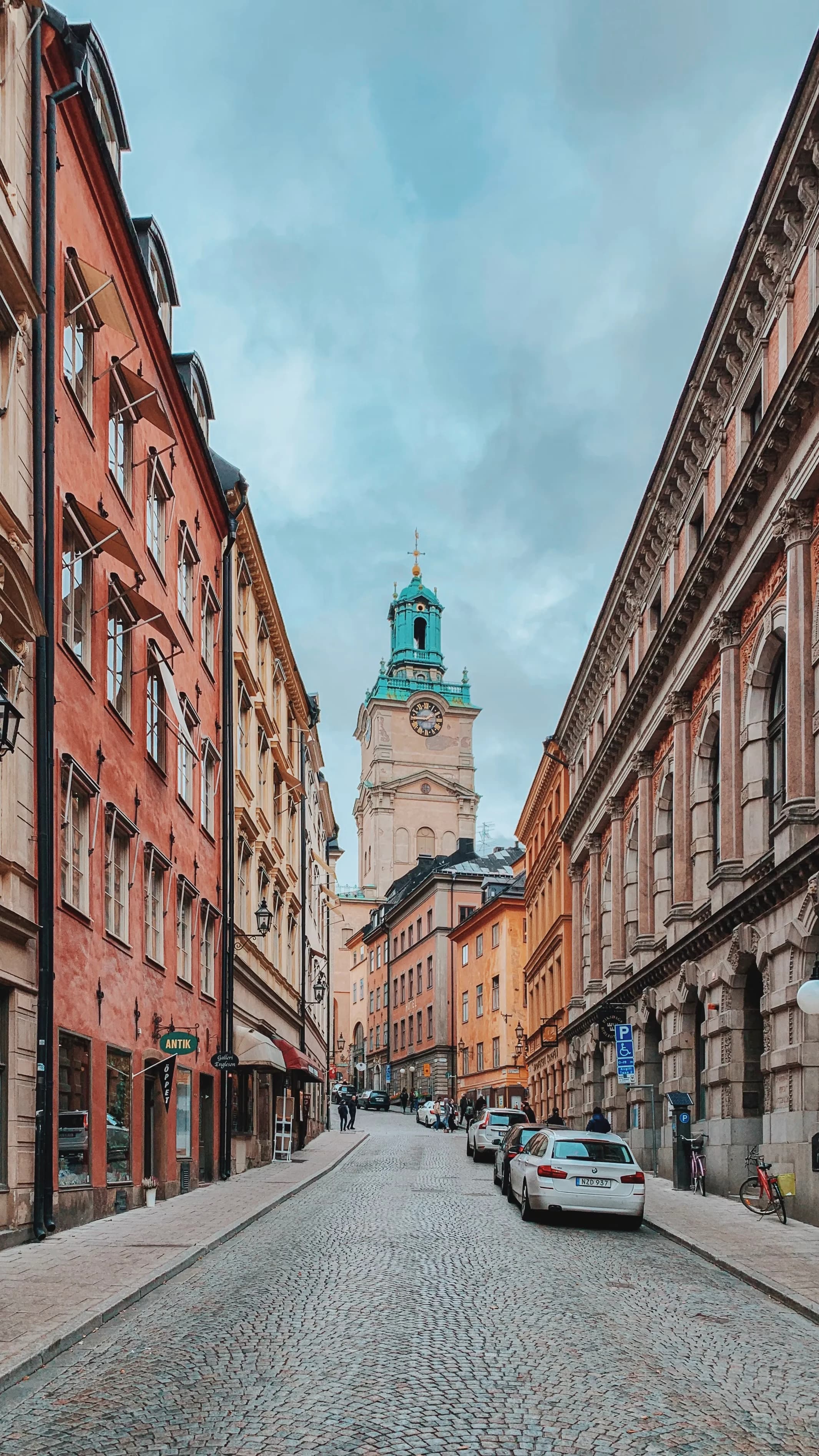 Gata i Gamla stan med Storkyrkans torn