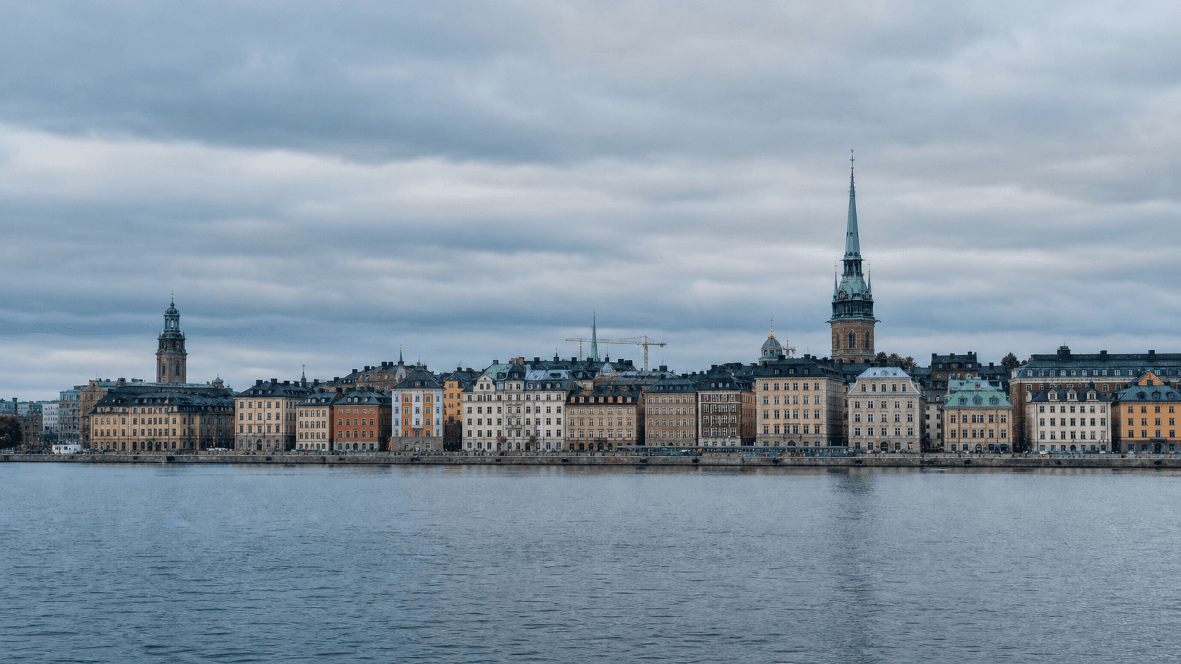 Stockholms stadssilhuett sedd över vattnet